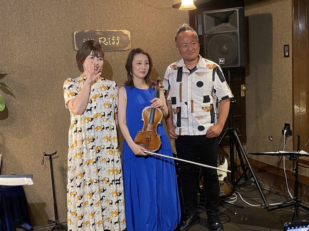 左から、折重由美子、牧山純子、前田順三