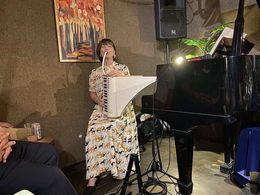 クラビオーラを演奏する折重由美子