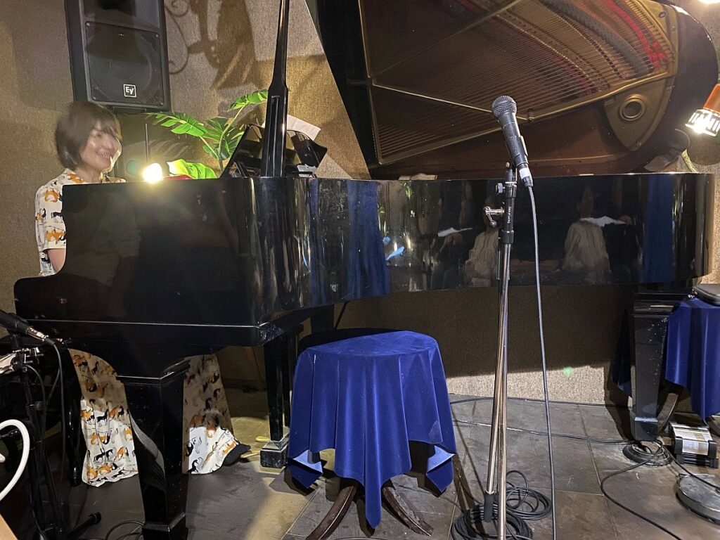 ピアノを弾く折重由美子