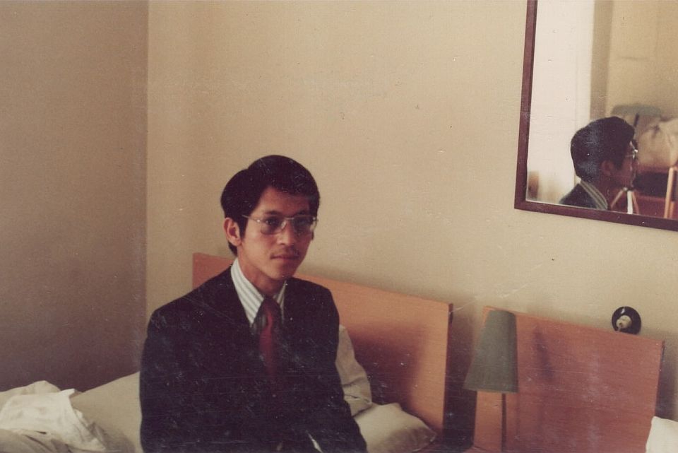 ホテルの部屋にて