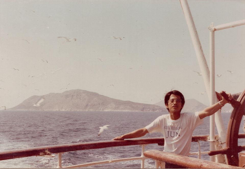 エーゲ海をバックに佇む